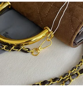 Braune Wildleder Gesteppte Handtasche Detail mit Goldkette und Metallgriff elegant