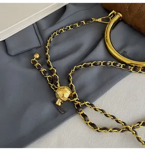 Schicke retro gesteppte Wildleder Handtasche mit Metallring Griff und Kette für Damen.
