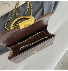 Detailansicht der retro braunen gesteppten Ketten-Umhängetasche mit Innenfach mit Reißverschluss.