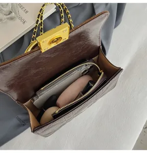 Detailaufnahme des Innenraums und der gesteppten Textur dieser eleganten Retro-Kettentasche.