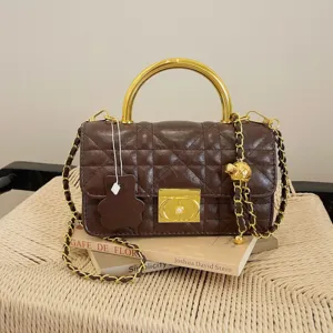 Braune gesteppte Ledertasche mit goldenem Metallgriff und eleganter Kette für Damen.