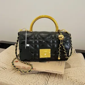 Schwarze gesteppte Damentasche aus Leder mit goldenem Metallgriff und Kette für elegante Anlässe.