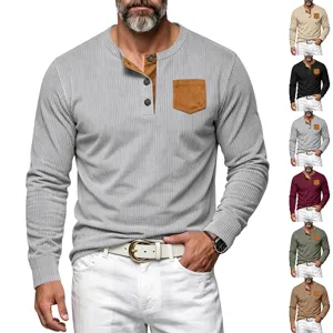 Camiseta Henley casual de manga larga para hombre con bolsillo en el pecho y botones.