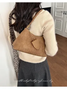 Elegante gewebte Damen Achseltasche, Vintage braune Schultertasche mit Knoten Griff neu.