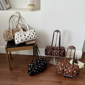 Grand sac à bandoulière à pois, sac boston décontracté pour femme, design élégant et chic.