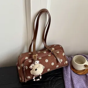 Sac bandoulière Boston à pois marron avec joli pendentif d'ours pour style quotidien.