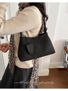 Detaillierte Ansicht der klassischen schwarzen gewebten Damentasche im eleganten Retro-Stil.