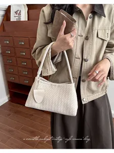 Detailaufnahme einer eleganten geflochtenen Umhängetasche in Beige mit edler Vintage-Optik.