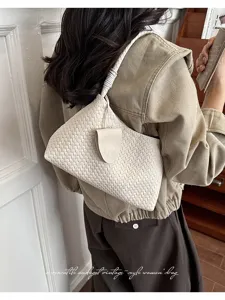 Detailansicht der gewebten Leder-Achseltasche mit stilvollem Knotengriff und Überschlag.