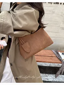 Modische braune gewebte Damen Achseltasche, retro Handtasche mit schickem minimalistischen Design.