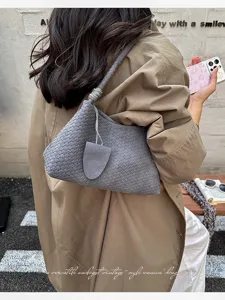Graue gewebte Unterarm-Umhängetasche mit elegantem Knotengriff Detail Lifestyle Ansicht