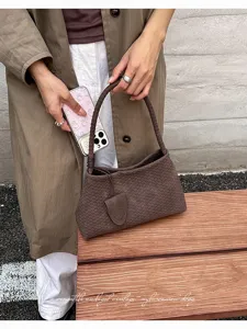 Vintage geflochtene unterarmtasche für damen, schicke retro schultertasche mit lederoptik.