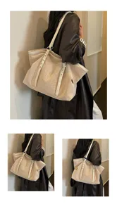 Detailansicht der lässigen beigen Tote Bag mit weichem Stoff und weißen Lederriemen.