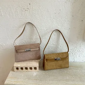 Bolso de hombro de ante vintage para mujer, elegante bolso de mano retro con cierre metálico.