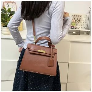 Braune Umhängetasche im Kelly-Stil für Damen, elegante Handtasche aus Kunstleder für den Alltag.