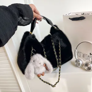 Borsa a tracolla in peluche nero con ciondolo coniglietto, elegante borsa ecopelle.
