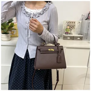 Braune koreanische Kelly Handtasche minimalistische Damen Umhaengetasche aus Leder.