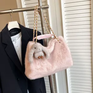 Borsa a tracolla in peluche rosa con catena e grazioso ciondolo coniglietto, morbida.