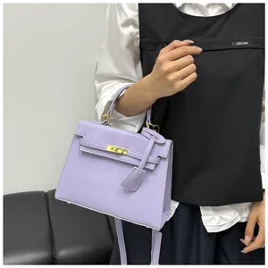 Detailansicht der eleganten lavendelblauen Kelly Handtasche aus PU Leder mit tollem Verschluss.