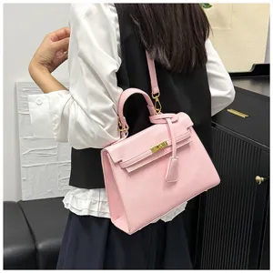 Rosa Leder Kelly Umhängetasche, elegante Handtasche mit Henkel und goldener Hardware.
