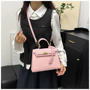 Stylische rosa Leder Kelly Handtasche mit elegantem Schulterriemen und goldener Hardware.