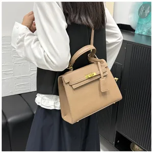 Detailansicht einer stilvollen khakifarbigen Kelly-Umhängetasche mit elegantem Drehverschluss.