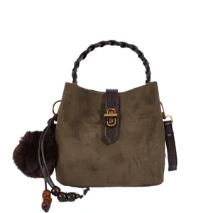 Borsa a secchiello in camoscio retro con manico intrecciato, chiusura in metallo e ponpon.