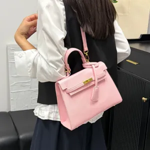 Schicke rosa Leder-Handtasche mit eleganten goldenen Beschlägen und klassischem Überschlag.