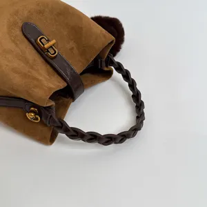 Stilosa borsa a secchiello retrò coreana in camoscio con manico intrecciato e grazioso pon pon.