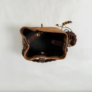 Borsa a secchiello in camoscio retrò coreano, dettaglio pelle marrone, borsa tracolla elegante.