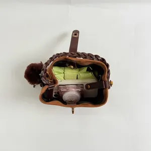 Borsa a secchiello vintage coreana in camoscio, vista interna dettagliata con manico intrecciato.
