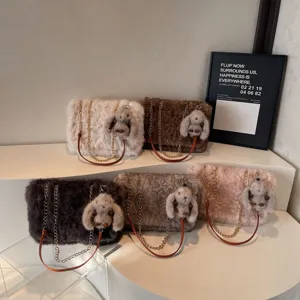 Sac à épaule en peluche tendance avec charm lapin mignon, sac sous les bras chic et élégant.