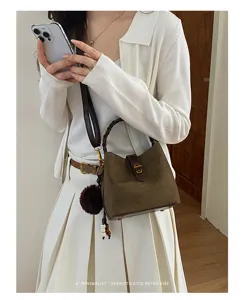 Borsa a secchiello in camoscio retrò coreana con serratura in metallo, borsa minimalista chic.