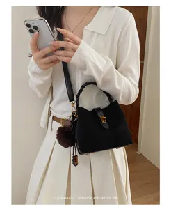 Borsa a mano in camoscio in stile coreano con manico intrecciato e chiusura elegante.