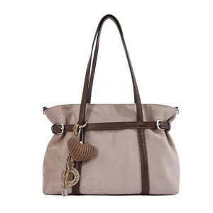 Details der Vintage Wildleder-Tasche mit braunen Lederriemen, schickem Herz-Anhänger und Charms.