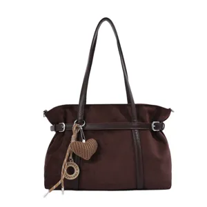 Vintage braune Wildleder Tote Schultertasche für Damen, große Pendler Handtasche mit Herz Anhänger.