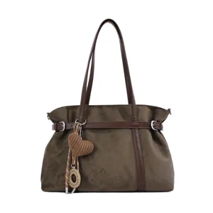 Nahaufnahme Detail der Vintage braunen Wildleder Tasche mit süßem Strickherz Anhänger.