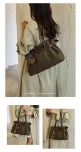 Detailansicht der Retro Wildleder Umhängetasche, braune Lederriemen und Herzanhänger.