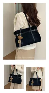 Vintage Wildleder Pendler Umhängetasche, große Kapazität Shopper Tasche mit Herzanhänger.