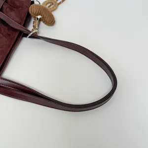 Retro braune Wildleder Umhängetasche Riemendetail mit süßem Strickherz Anhänger.