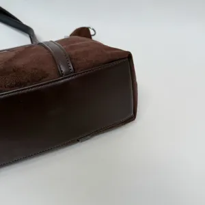 Detailansicht braune Retro Wildleder Leder Pendler Umhängetasche, große elegante Handtasche.