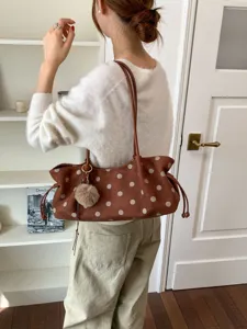 Stylish brown polka dot shoulder bag, large capacity casual tote bag for women daily use.