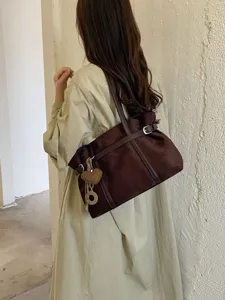Retro Wildleder Pendler Umhängetasche mit großem Fassungsvermögen und elegantem Design.