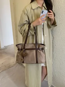 Vintage Wildleder Shopper für Damen, große elegante Schultertasche mit Anhänger.