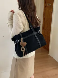 Schwarze Wildleder-Umhängetasche für Damen, elegante Shopper Tasche mit stilvollem Design.
