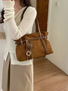 Retro Wildleder Umhängetasche mit braunen Leder kontrastrierten Riemen und schickem Metallring.