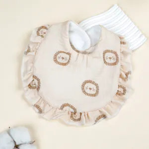 Süßes Baby Lätzchen aus Baumwolle mit Löwenmuster und Rüschen, weich und saugfähig für Babys.