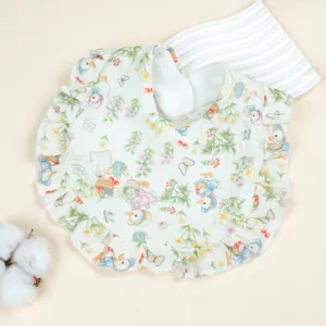 Lüftiges Baumwoll-Musselin Babylätzchen mit Rüschen und süßem Enten Blumenmuster für Neugeborene.