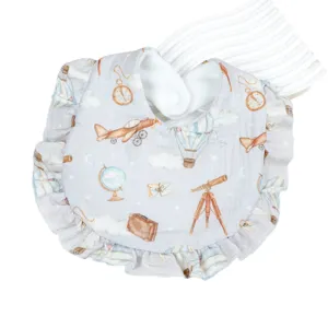 Süßes Baby Lätzchen mit Retro Reise Motiv und Rüschen, weiche Baumwollgaze für Neugeborene.