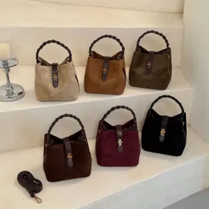 Borsa a secchiello vintage in camoscio coreano con chiusura e manico intrecciato.